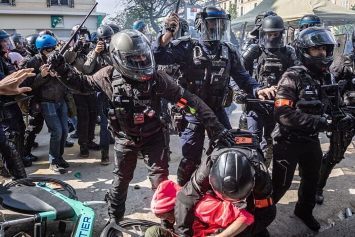 Violența izbucnește în timpul protestelor franceze de Ziua 1 Mai 11444947 1682972731