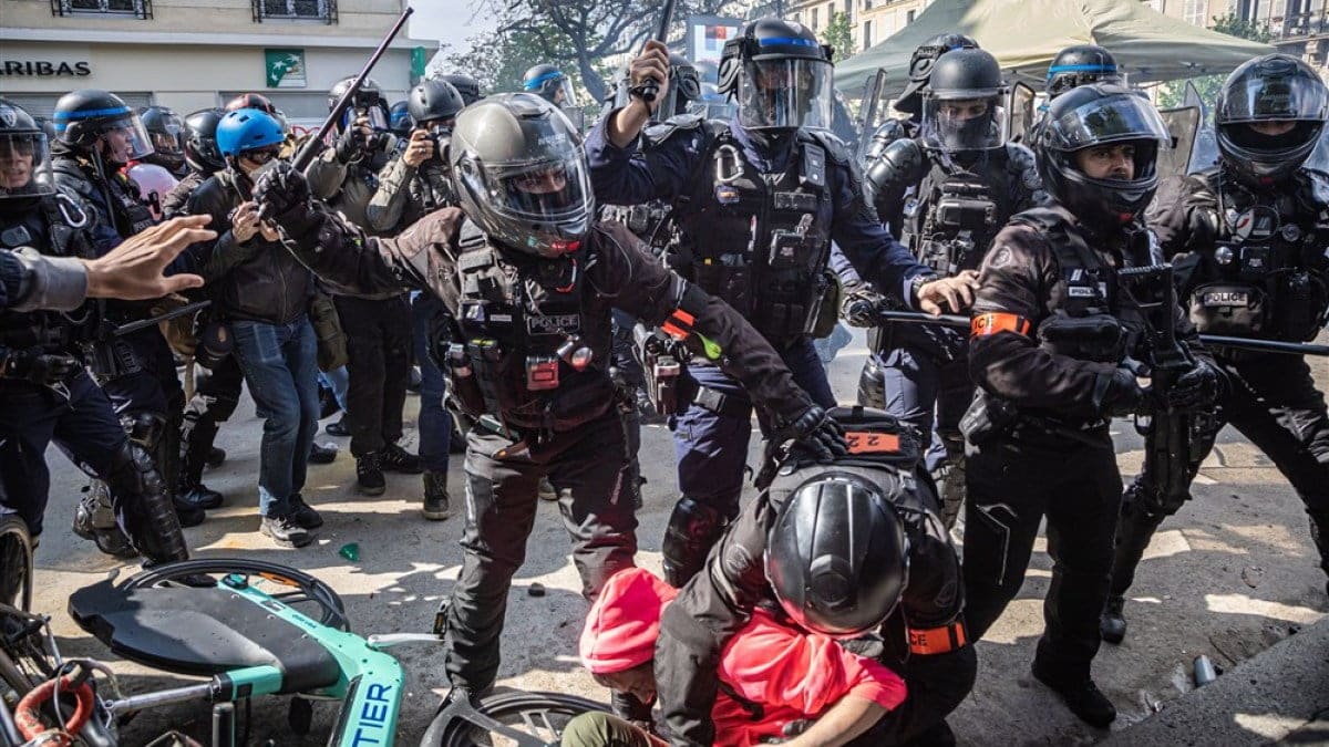 Violența izbucnește în timpul protestelor franceze de Ziua 1 Mai