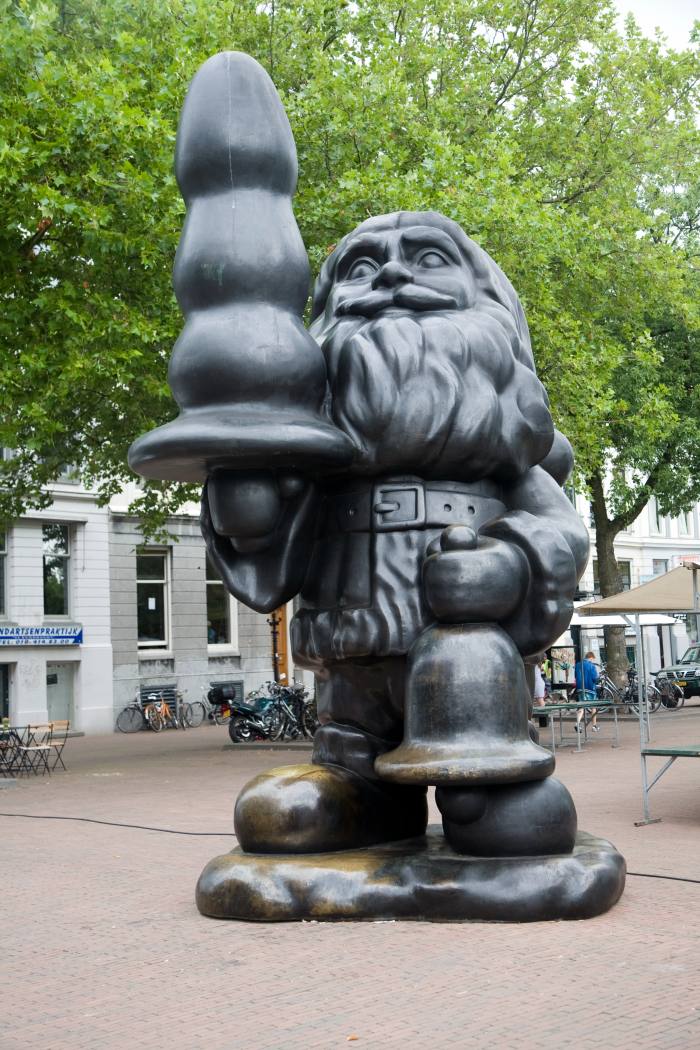 Sculptura Moș Crăciun cu butt plug, 2001, de Paul McCarthy