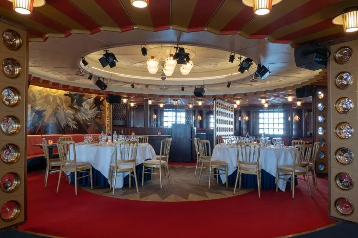 Mese și scaune în lounge-ul circular Ambassador de la hotelul SS Rotterdam