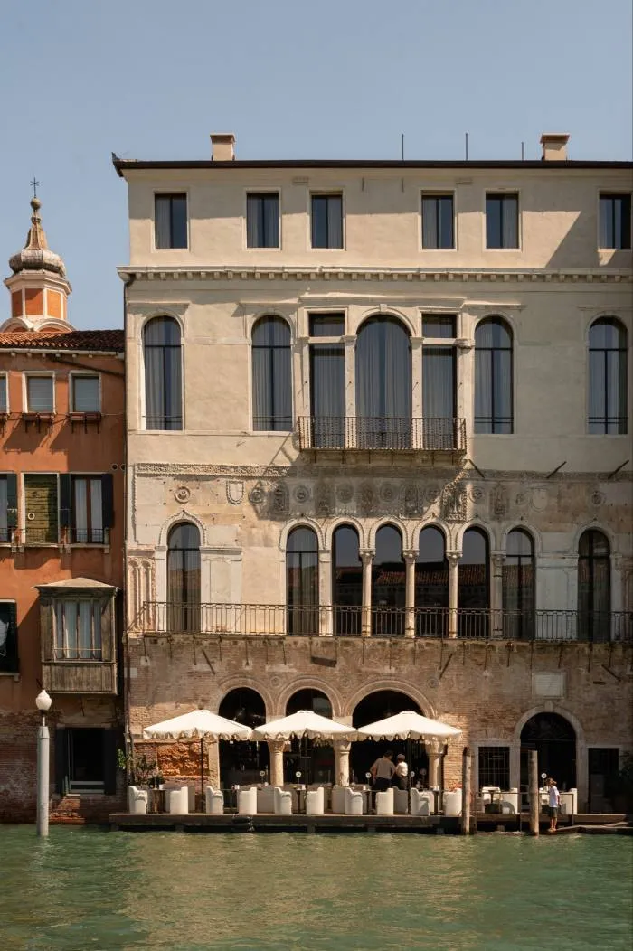 Exteriorul de lângă canal al Hotelului Venice Venice
