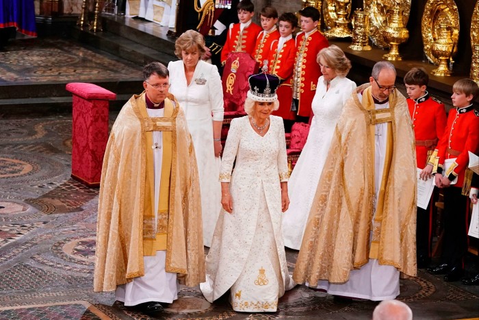 O femeie într-o rochie albă cu o coroană pe cap