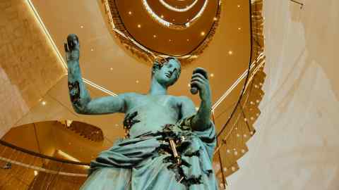 Venus din Arles erodat cu bronz, 2022, de Daniel Arsham, în magazinul renovat Tiffany & Co