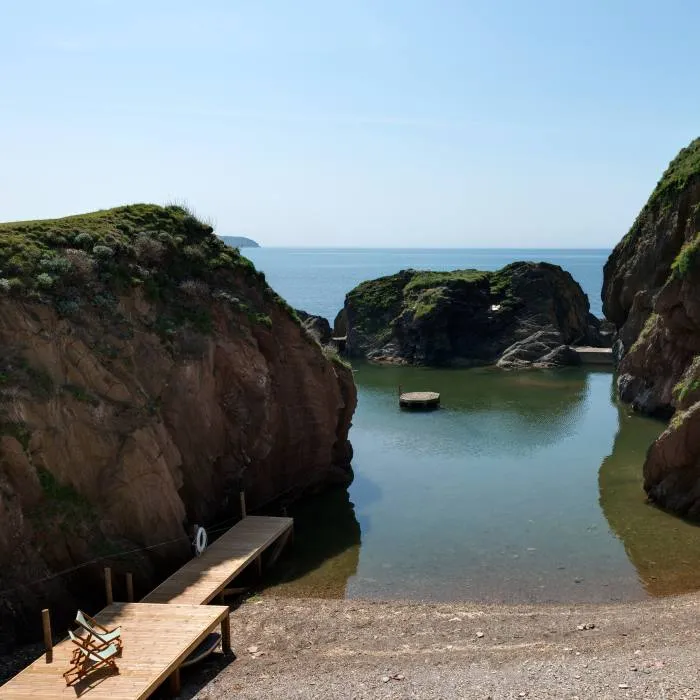 Piscina naturală cu apă de mare a hotelului
