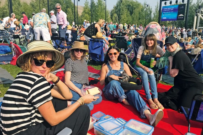 Picnic cu fiica ei, Rumer Willis (în stânga), și prietenii la Sun Valley Music Festival