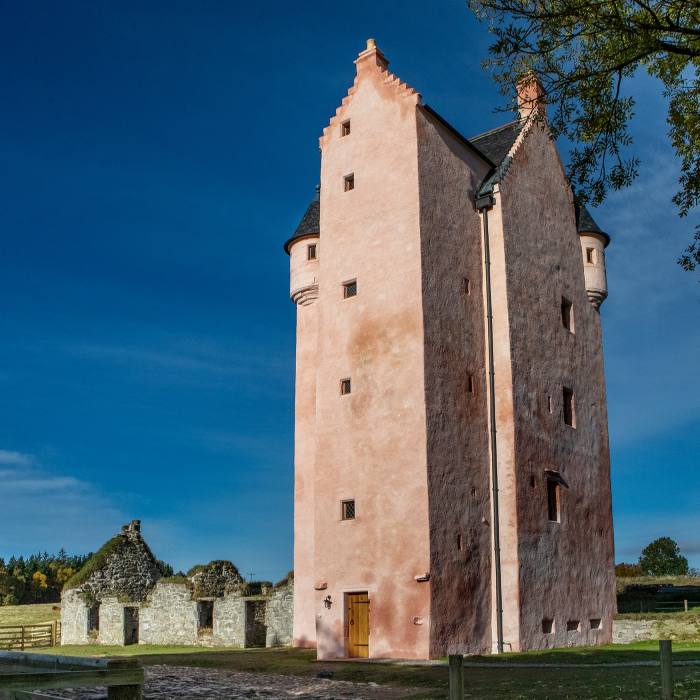 1684298241 95 Castelul scotian restaurat din ruine si al tau pentru
