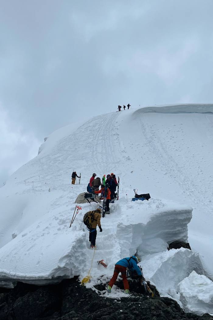 Amanda Wakeley schimbă moda cu polar pentru a face față ultimei frontiere a schiului A ajunge de la țărm la uscat – „o muncă complicată, uneori riscantă, și nu este puțin lucru în kit complet de schi, cu rucsacuri, schiuri, bețe și pachete complete de supraviețuire”