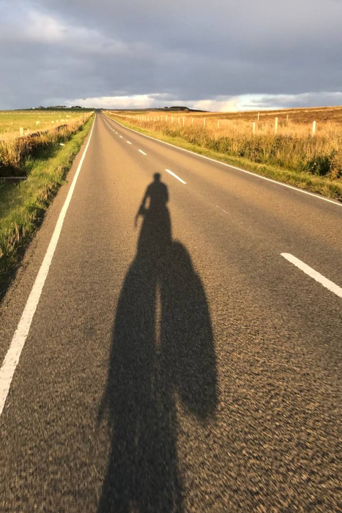 Umbra unui bărbat care merge cu bicicleta
