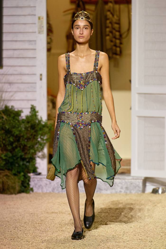 Un model într-o rochie fără bretele verde și auriu