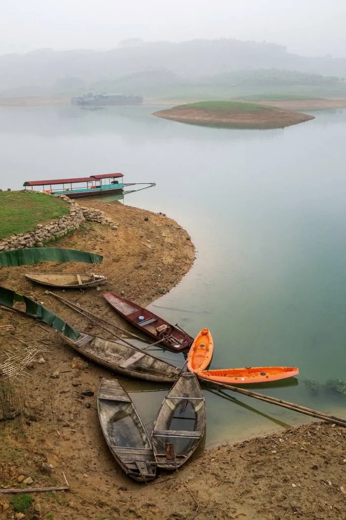 Vederea de la gazda La Vie Vu Linh de lângă Lacul Thac Ba