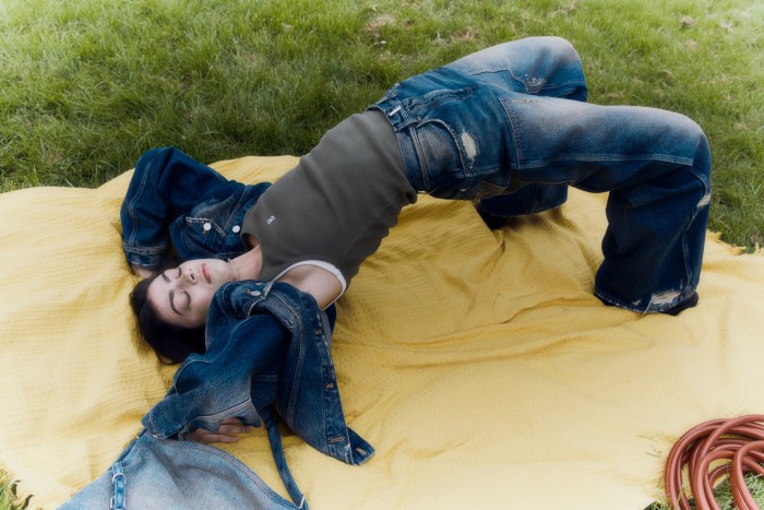 Flavie poartă jachetă Givenchy din denim de bumbac, 1.090 EUR, maiou din bumbac, 390 EUR, blugi din denim din bumbac, 890 EUR și geantă Voyou din bumbac și piele, 1.850 EUR. Top din jerseu de bumbac Re/Done (abia văzut), 95 GBP. Colier cu lanț din argint Bunney, 400 GBP. Cizme Camina din piele Hereu (abia văzute), 530 GBP