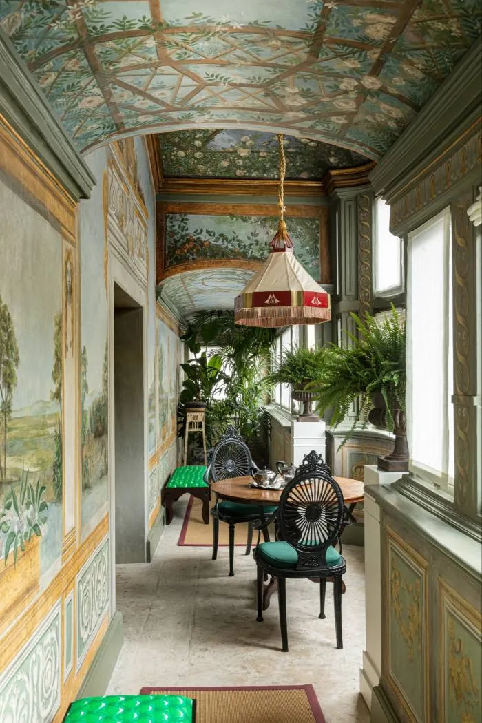 Palmieri în ghiveci într-o fereastră de la Palazzo Vilòn - o semnătură a designerului Giampiero Panepinto