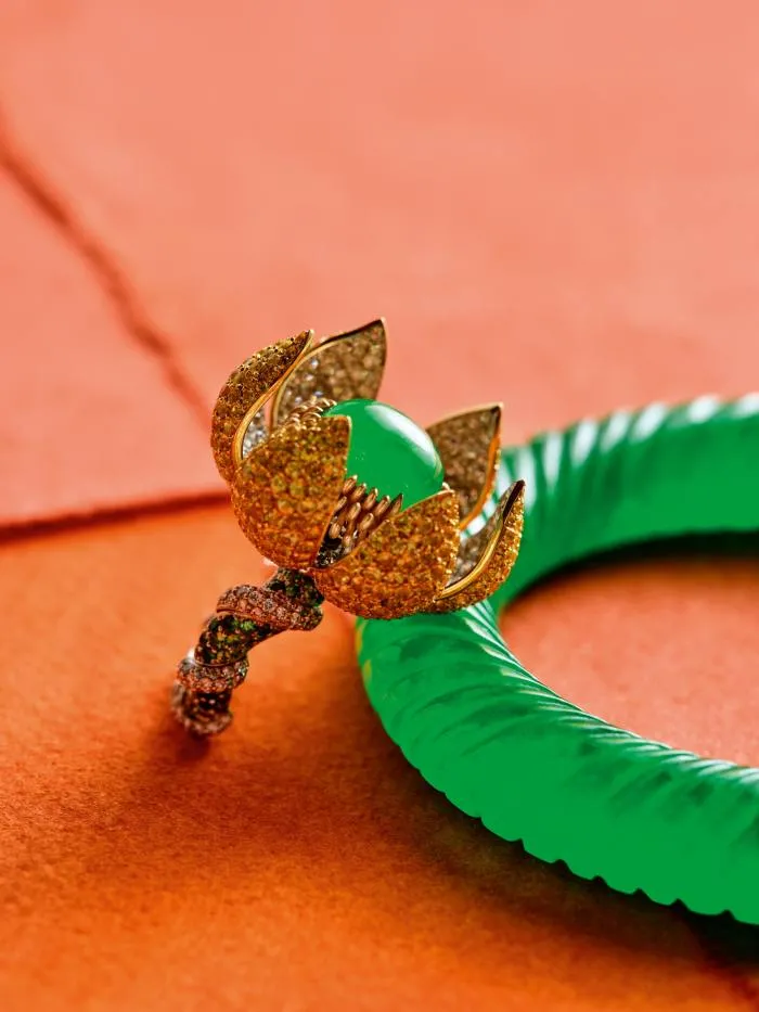 Anna Hu inel cu jadeit, aur, diamant și tsavorit Celestial Lotus Jade și brățară cu spirală răsucită din jadeit Asprey