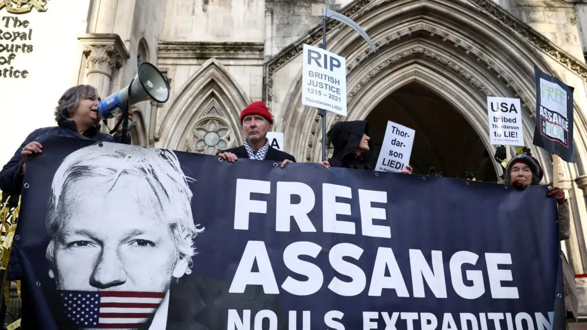 2021-12-10T102241Z_1046448416_RC2MBR92P8I1_RTRMADP_3_BRITAIN-USA-ASSANGE-1684075644.jpg