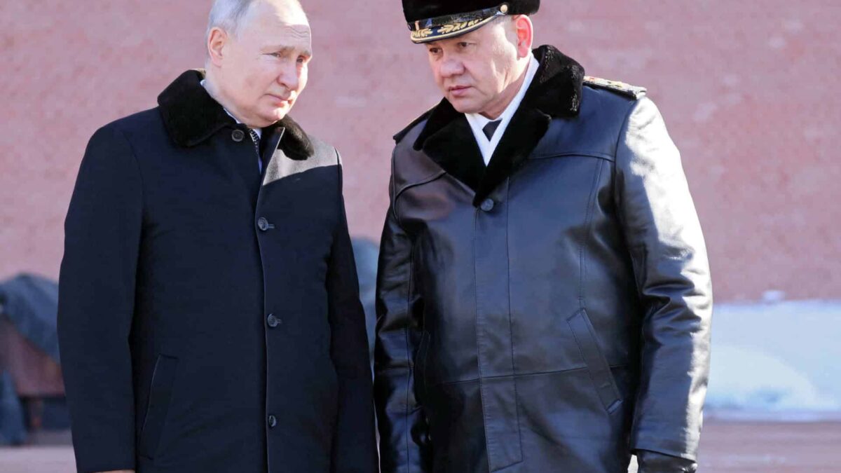Ministrul rus al apărării solicită dublarea producției de rachete 2023 02 23T112837Z 1521367967 RC2ZGZ9HKSCQ RTRMADP 3 UKRAINE CRISIS PUTIN WREATH 1683087867