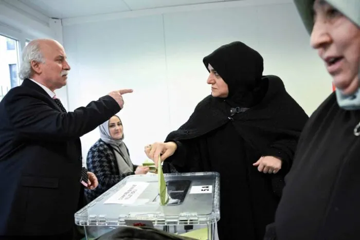 2023-04-27T152606Z_1175899679_RC21N0A16B2W_RTRMADP_3_TURKEY-ELECTION-GERMANY-VOTING-1684339993.jpg