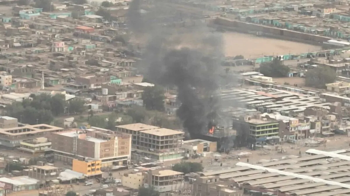 2023-05-11T174905Z_678683841_RC2HW0AZKFA0_RTRMADP_3_SUDAN-POLITICS-OMDURMAN-BANK-FIRE-1683848125.jpg