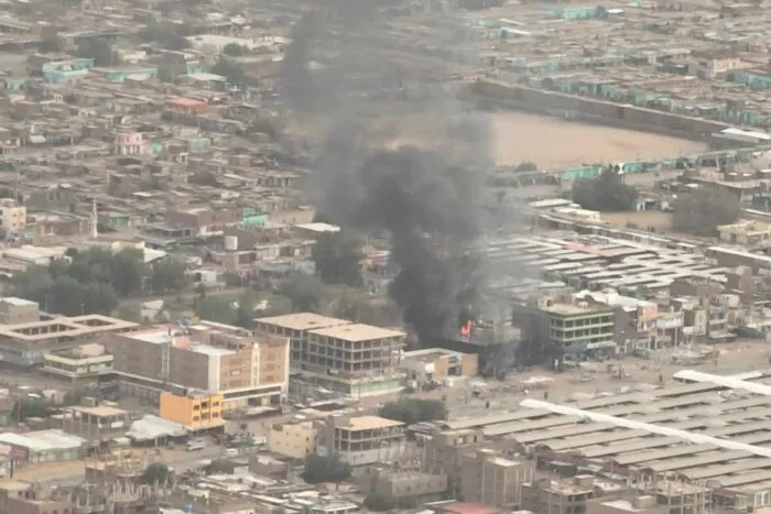 2023-05-11T174905Z_678683841_RC2HW0AZKFA0_RTRMADP_3_SUDAN-POLITICS-OMDURMAN-BANK-FIRE-1683848125.jpg