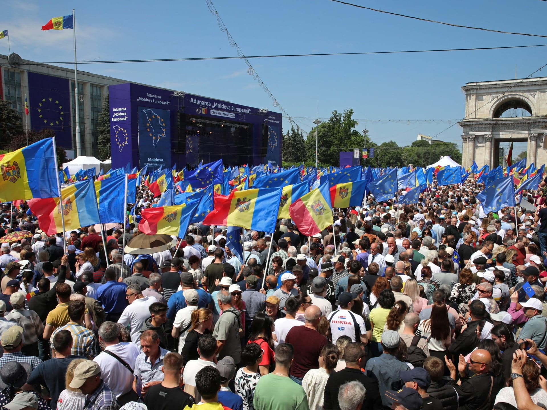 Zeci de mii de oameni din Moldova manifestează pentru aderarea la UE