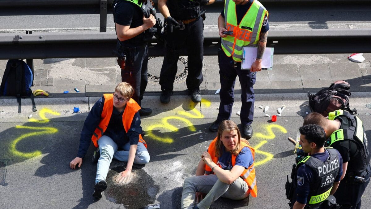 Poliția germană efectuează raiduri pentru a investiga activiștii pentru climat 2023 05 22T095446Z 1430927571 RC2J31AXMW7U RTRMADP 3 CLIMATE CHANGE GERMANY PROTESTS 1684915558