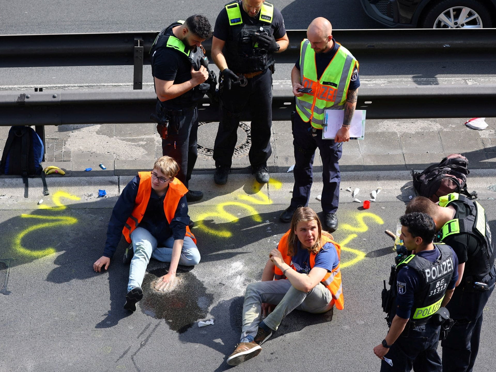 Poliția germană efectuează raiduri pentru a investiga activiștii pentru climat
