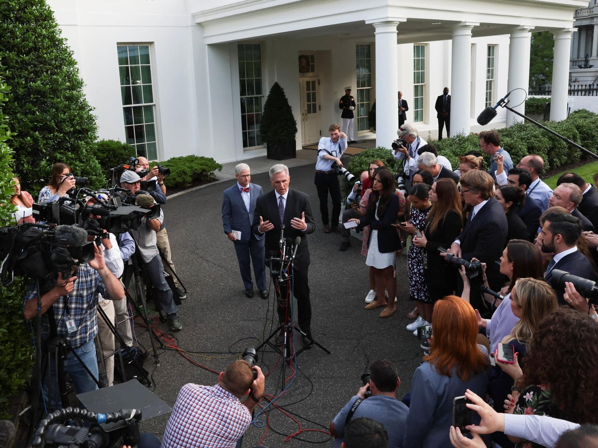 Biden și McCarthy reiau discuțiile în timp ce termenul limită pentru plafonul datoriei SUA se profilează