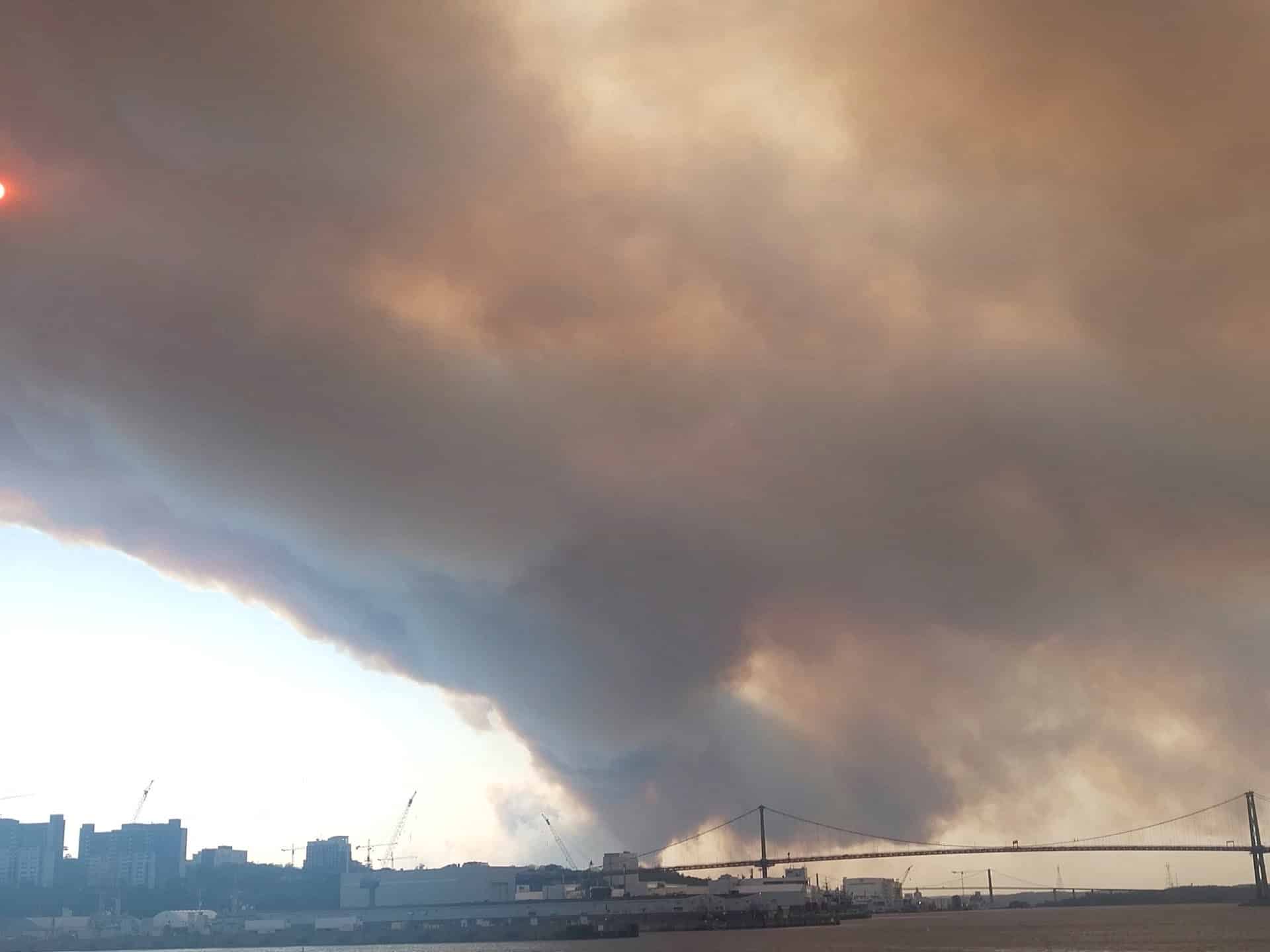 Incendiul de pădure obligă mii de oameni să se evacueze în estul Canadei