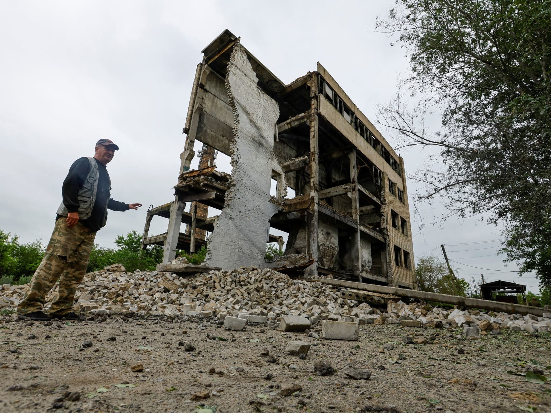 Bakhmut tace în timp ce Rusia și Ucraina comercializează raiduri aeriene