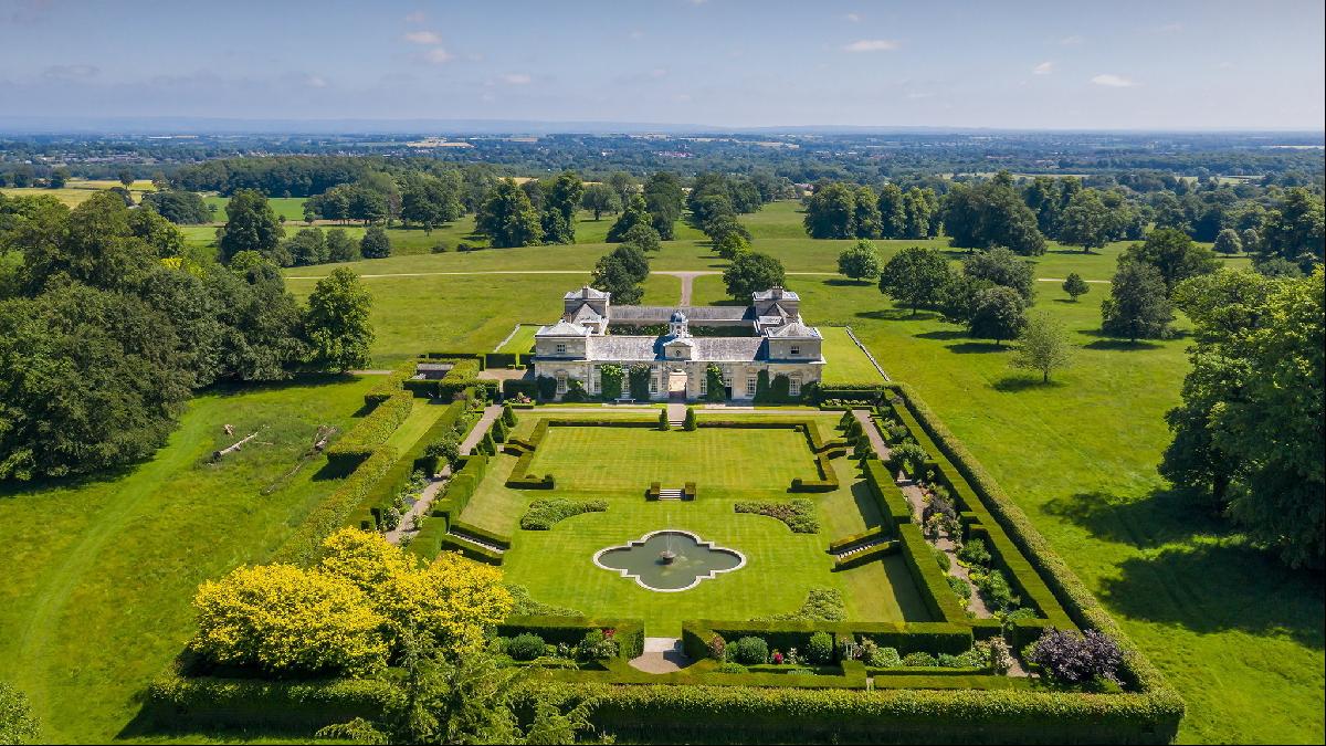 Un bloc de grajduri din secolul al XVIII-lea într-un parc regal de căprioare, a devenit o casă de țară grandioasă