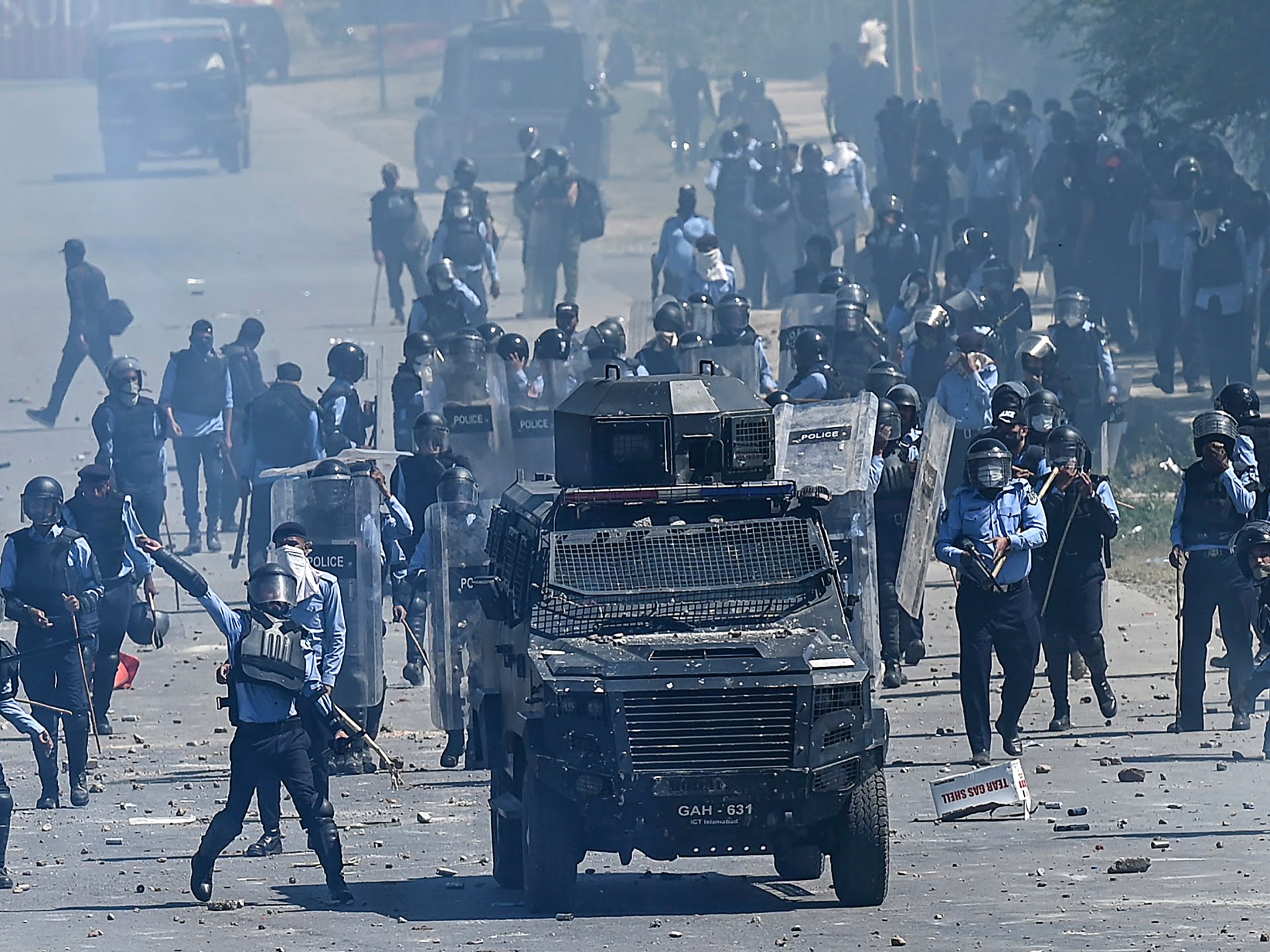 Sunt îngrijorări, în timp ce Pakistanul încearcă să judece susținătorii Khan în temeiul legilor armatei