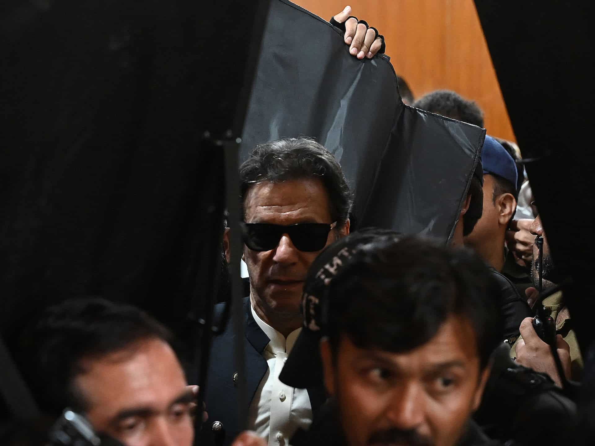 Civili pakistanezi se confruntă cu un proces militar pentru protestele legate de arestarea lui Khan