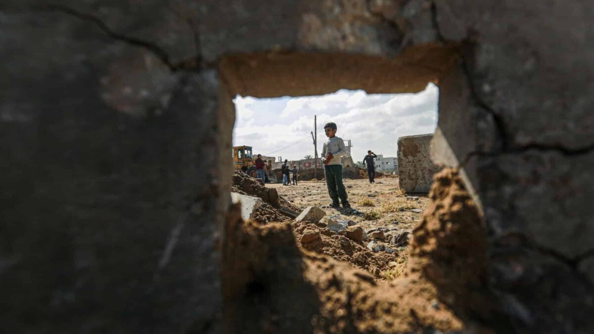 Distrugere în Fâșia Gaza după bombardamentul israelian A child inspects the site of the bombing in Deir al Balah central Gaza Strip 1683179216
