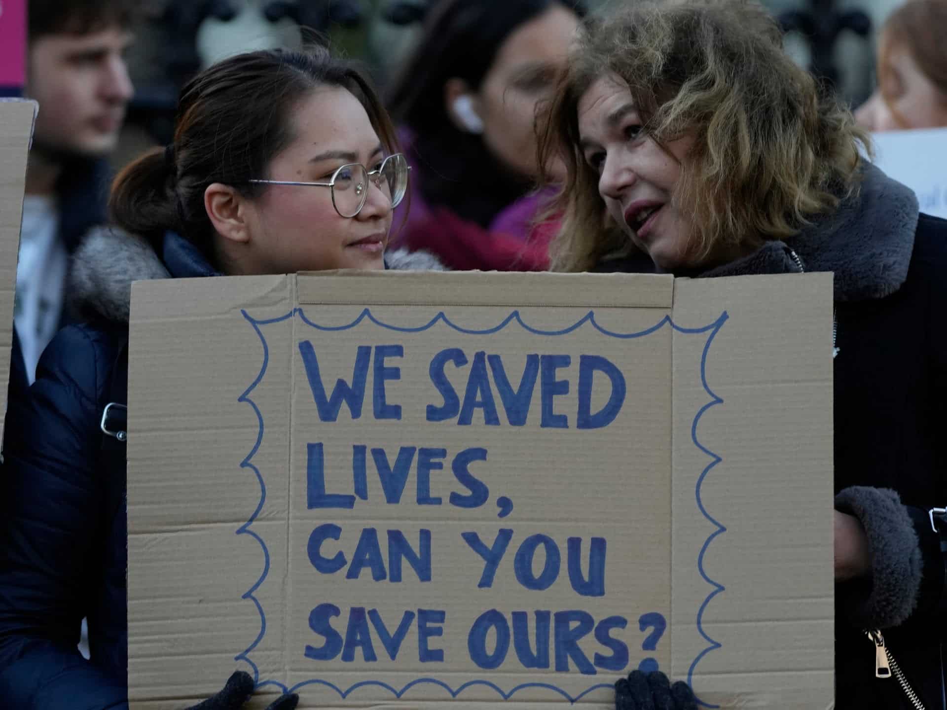 După plecarea asistentelor din Anglia, unele servicii sunt critic afectate