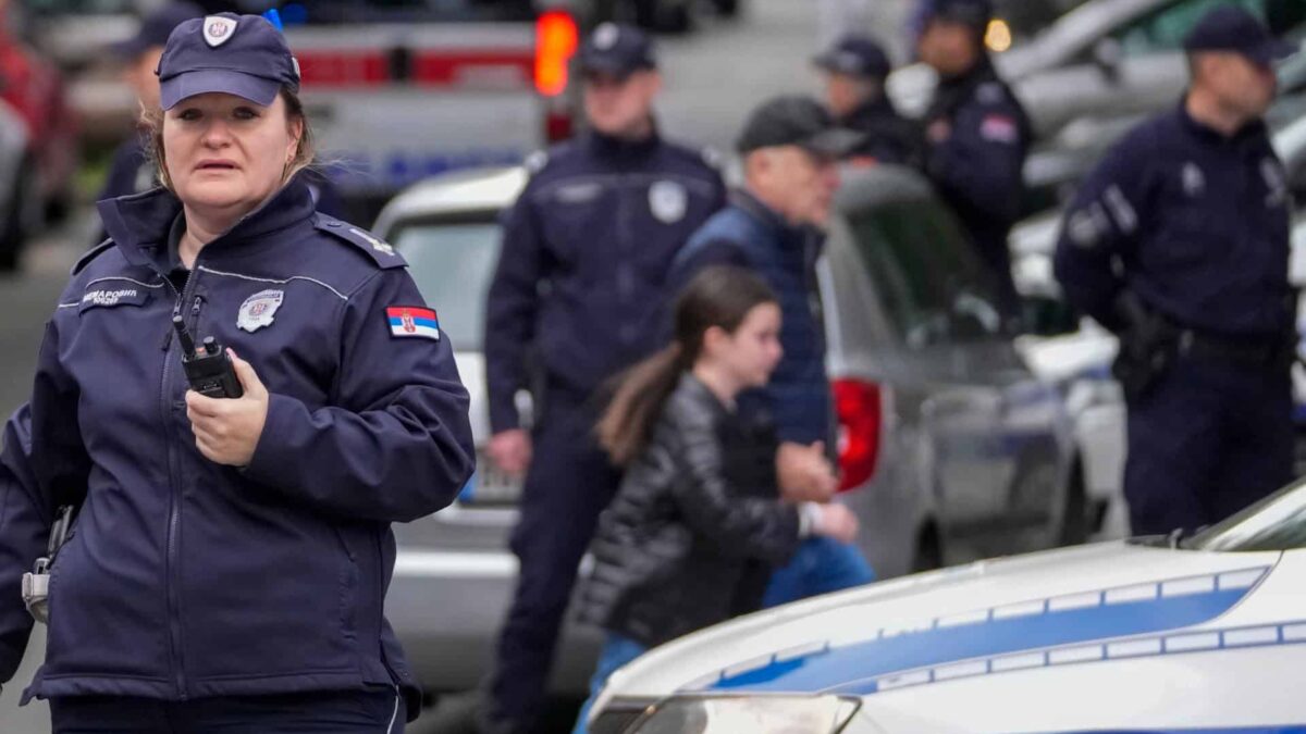 O împușcătură în școală a ucis un om și cinci răniți în Belgradul din Serbia AP23123291108793 1683103049