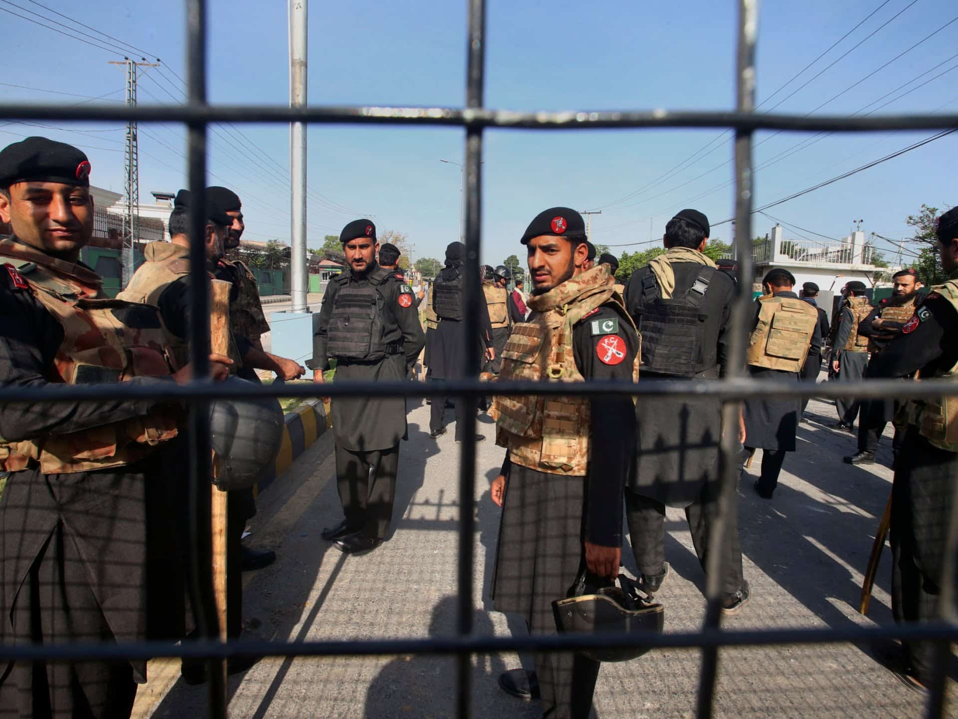 HRW îndeamnă Pakistanul să nu judece civilii în instanțele militare