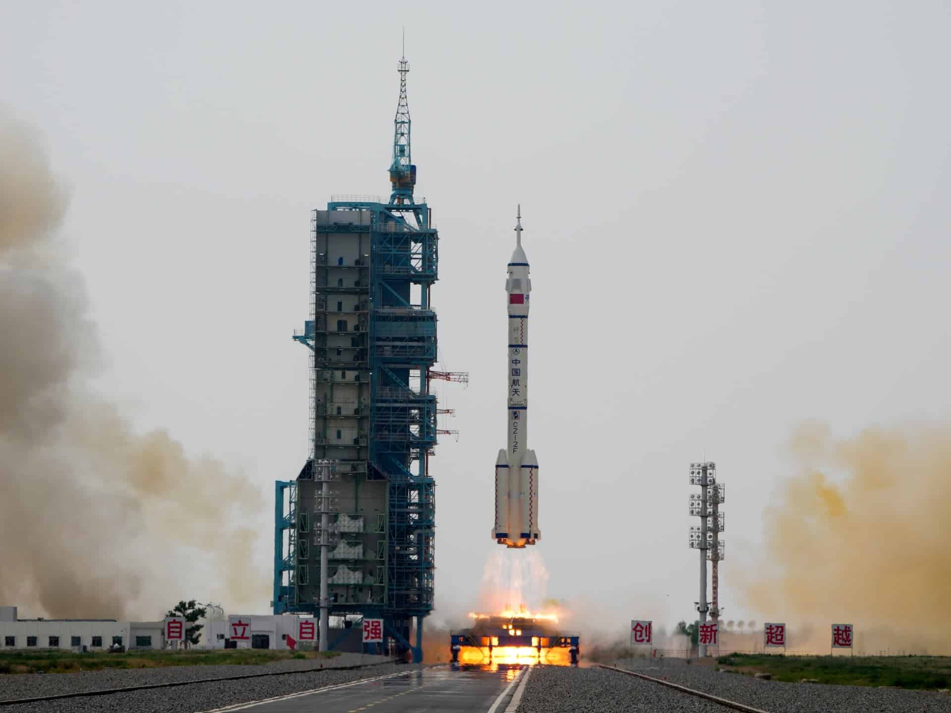 China lansează misiunea Shenzhou-16 către stația spațială
