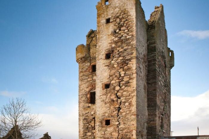 Castelul scotian restaurat din ruine si al tau pentru