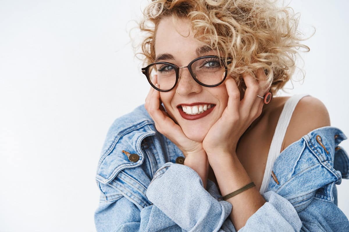 Cum alegi ochelarii de vedere în funcție de culoarea părului