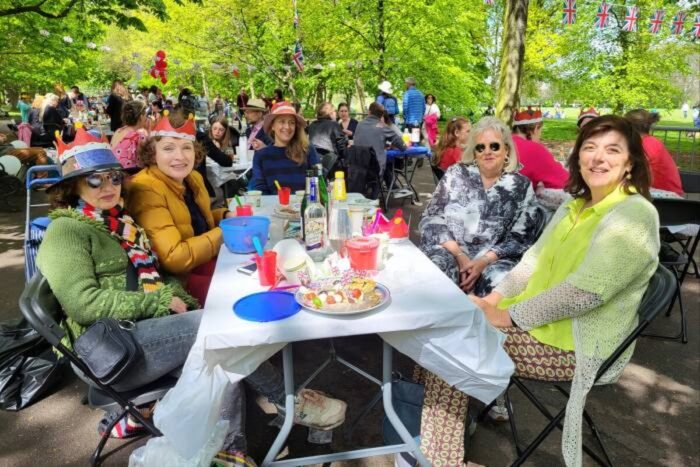 Petrecerile de strada spectacolele de lumini si muzica urmeaza fastul