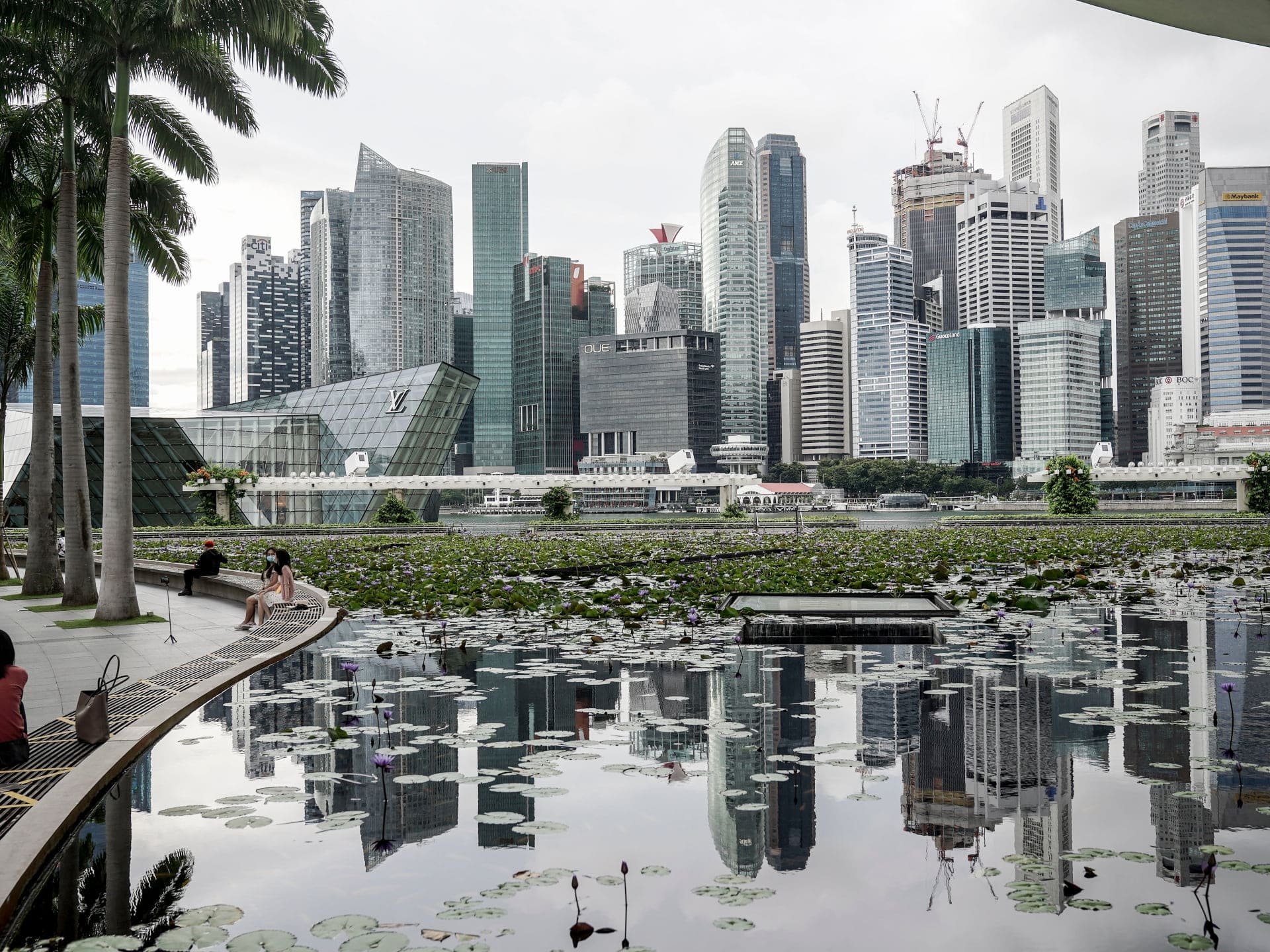 Economia din Singapore bate estimările în timp ce guvernul avertizează asupra riscurilor