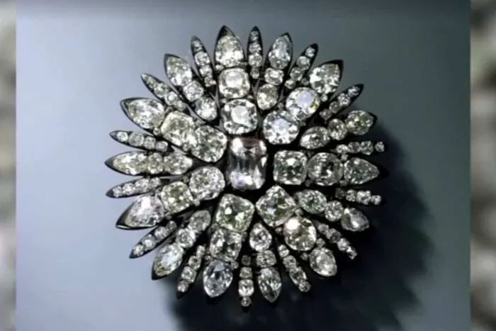 jewel-1684255139.jpg