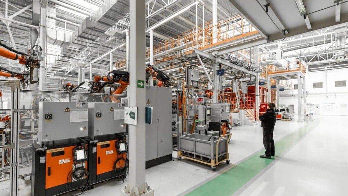 Necesitatea utilizării sistemelor UV pentru dezinfectarea aerului și a suprafețelor în industria alimentară photo automobile production line welding car body modern car assembly plant auto industry interior hightech factory modern production