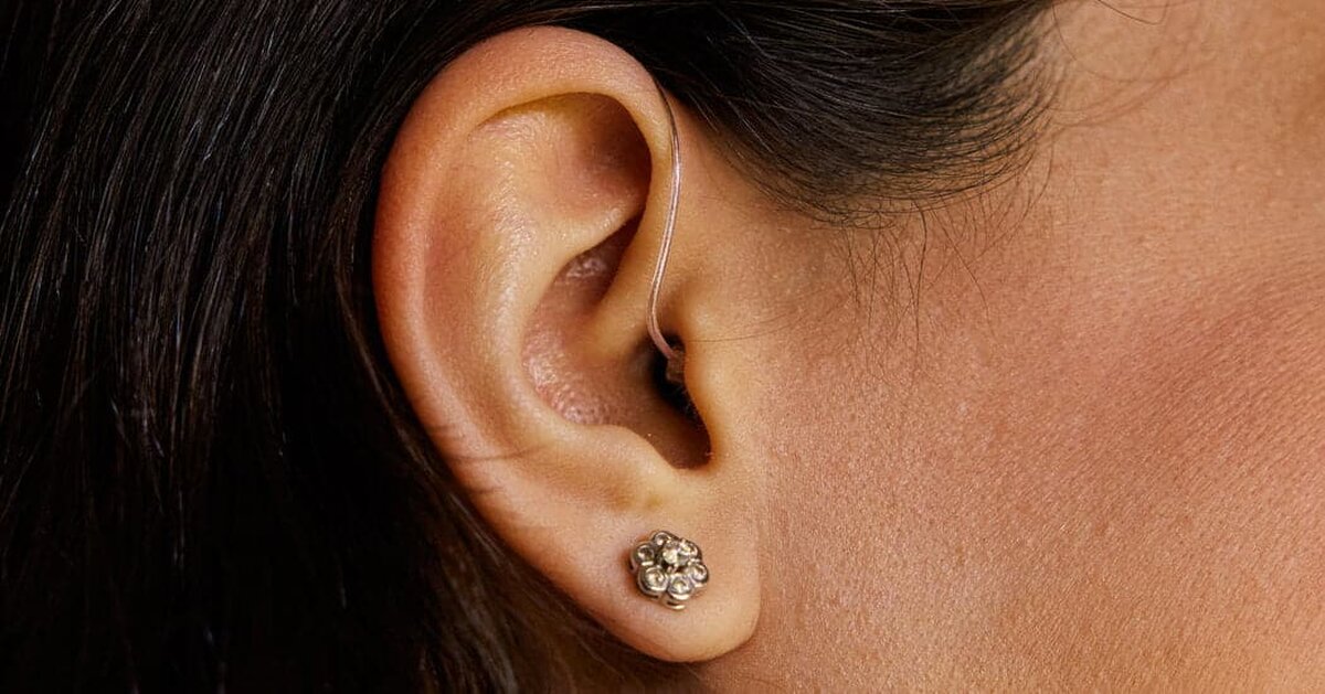 Aparatele auditive fără rețetă atrag utilizatorii tineri