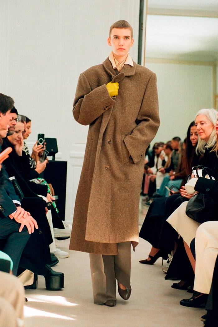 Model in palton maro