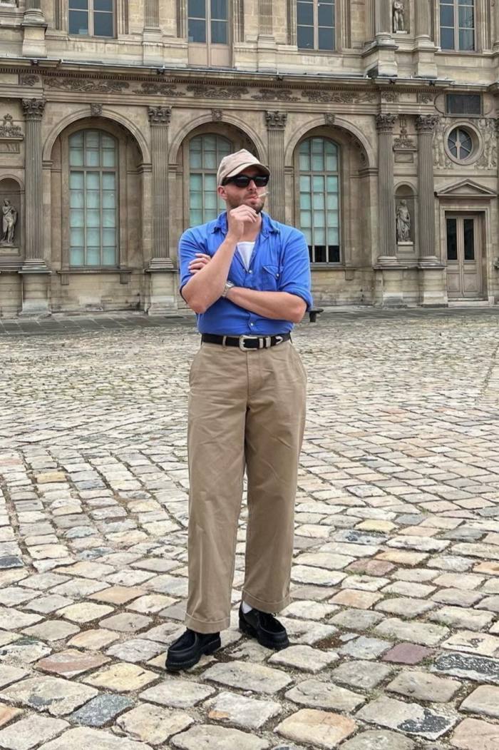 Bărbat purtând o cămașă albastră cu pantaloni kaki