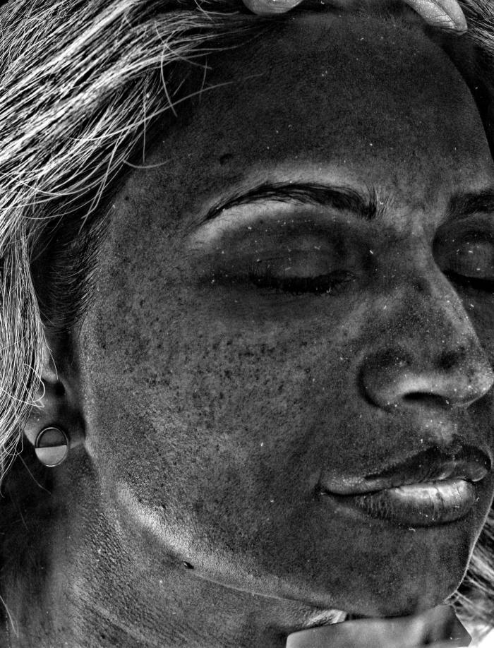 Scanări în infraroșu ale autoarei și (dreapta) asistentului ei...