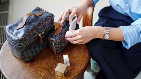 Adeela Crown își împachetează bagajele de călătorie