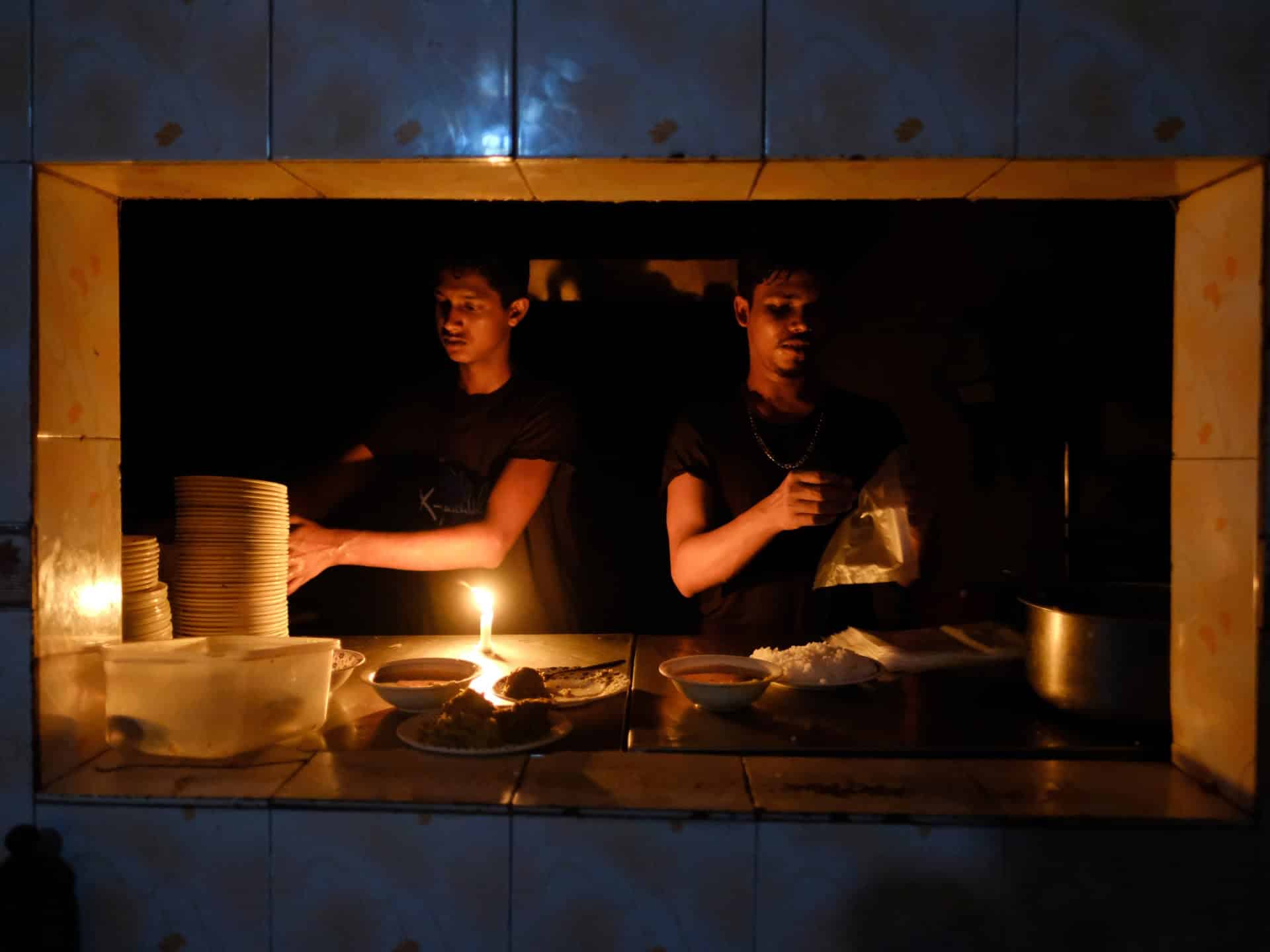 Bangladeshul se confruntă cu mai multe întreruperi de curent pe fondul penuriei de combustibil