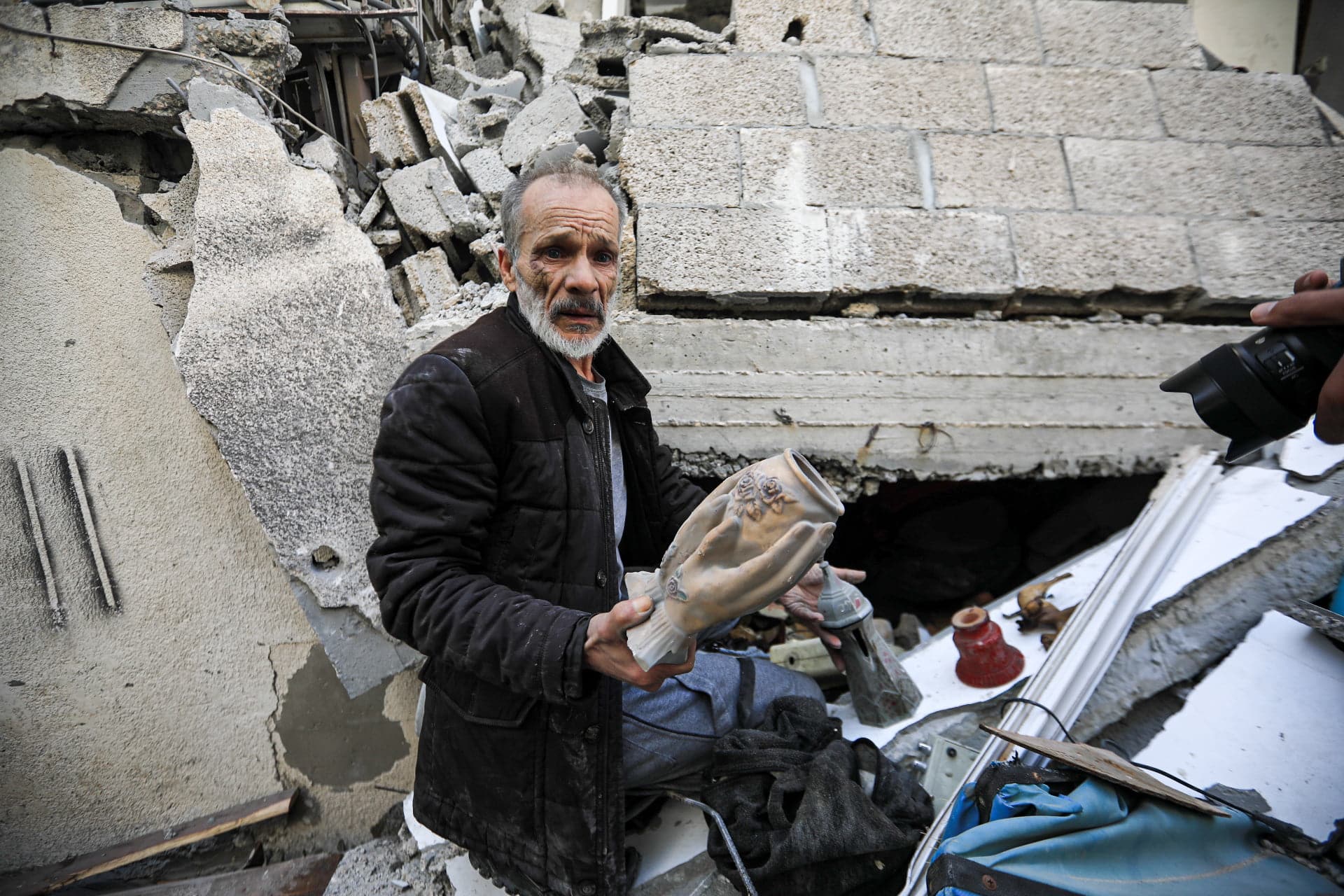 Israelul a bombardat o casă din Gaza, transformând colecția de antichități în praf