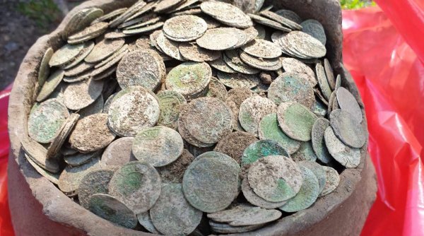"Ne-au dat lacrimile de bucurie", 4.000 de monede, vechi de 500 de ani 1689355012 763 Ne au dat lacrimile de bucurie